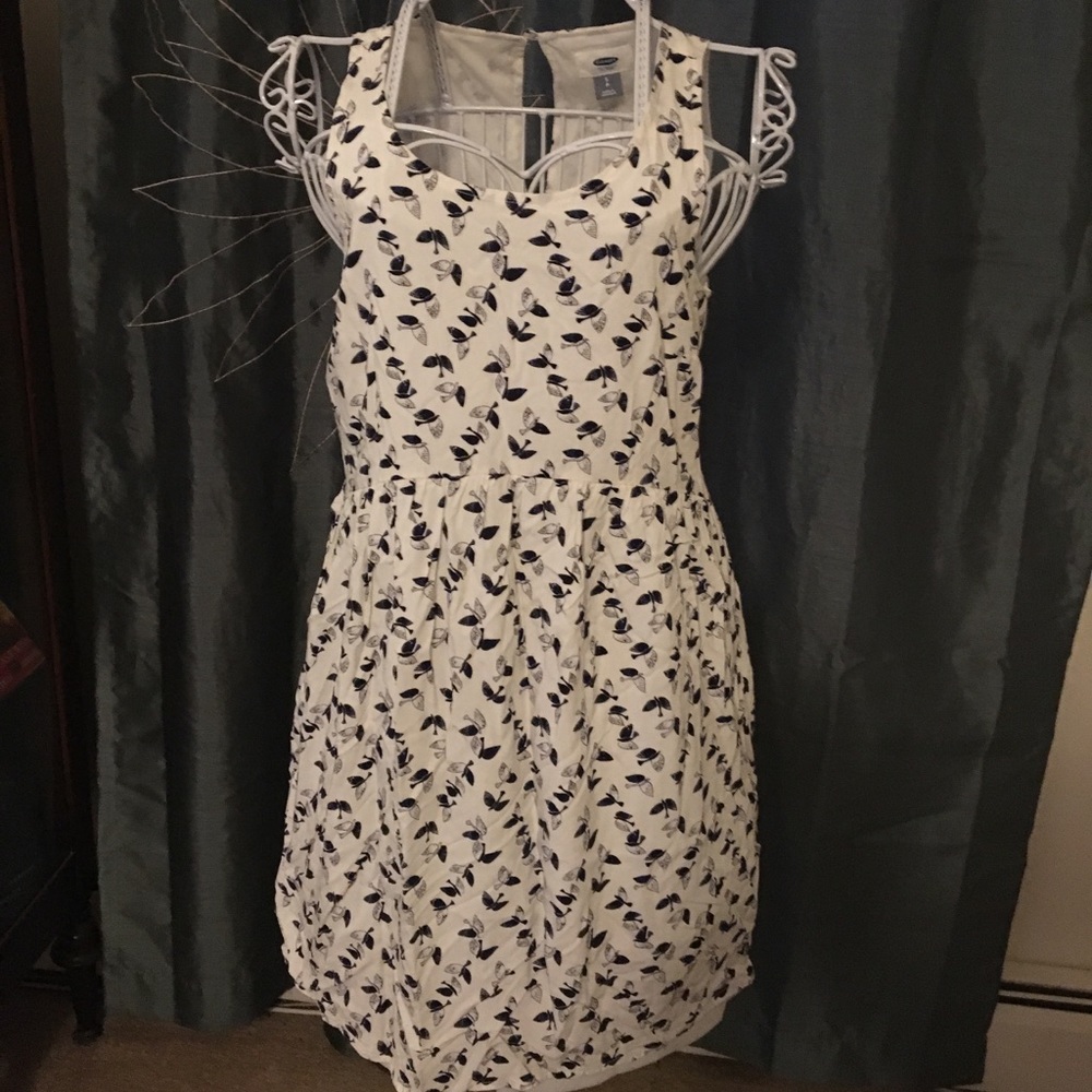 100% Rayon lining, 100% Polyester exterior dress